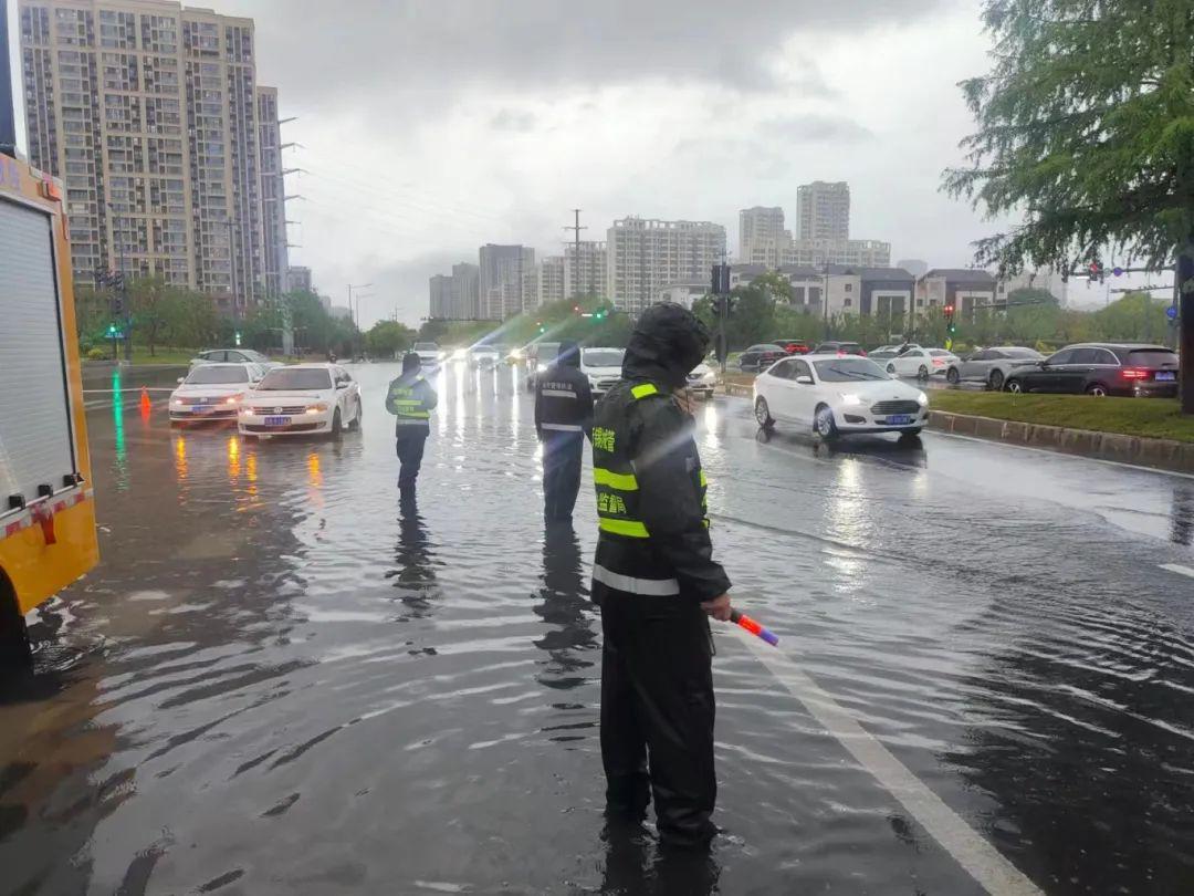 最新暴雨后的成都，城市的新生与反思